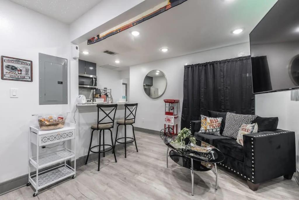 Matinee Madness Studio In Lower Greenville Apartment
