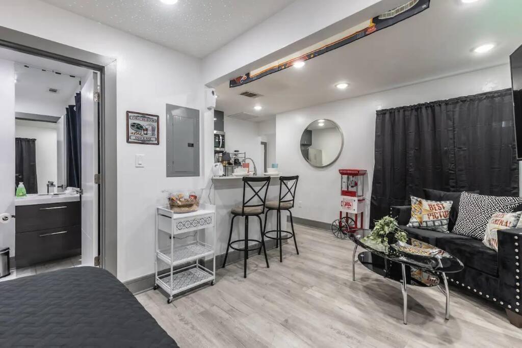 Apartment Matinee Madness Studio In Lower Greenville